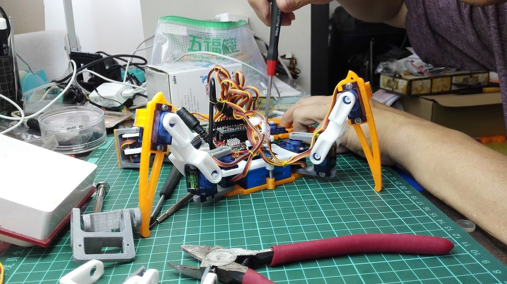 Quadruped Spider Robot Online